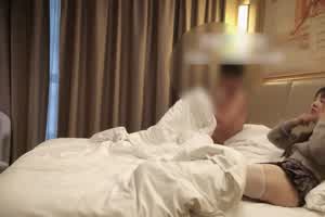 自购推特约炮大神免费版-买了白丝情趣给她穿很配合，被操的时候表情特别销魂，抱着男主头让他舔胸！  背景图片