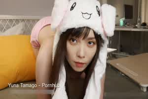 Yuna Tamago 可爱的兔耳女孩，在床上做淫荡的做爱姿势  背景图片