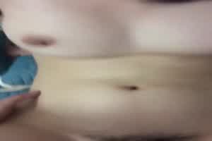 年纪不大发育超好的高中女学生  背景图片