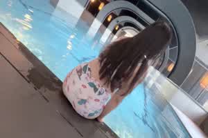 daisybaby 泳池大奶妹带回房间无套颜射！  背景图片