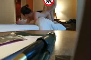 爆奶柜姊背着男友偷情  背景图片