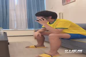 原创完整版 牙牙 约大学同学来家里看球结果喝开了  背景图片