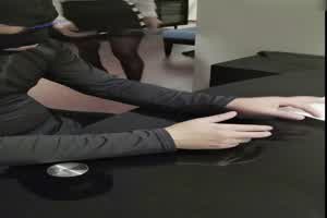 顶级反差！能自弹自唱才艺女神表里不一私下生活糜烂  背景图片