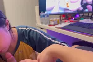 看着av被女友吃鸡吧的快感  背景图片