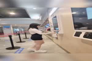 模特 豆瓣酱 超刺激电影院玩露出真空凸点  背景图片