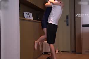 麻豆 寻小小 绿茶空姐劈腿父子性爱诱惑  背景图片