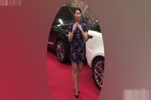 中国风高颜值旗袍美女车模的特殊服务  背景图片