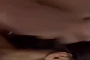 让兄弟后入大白臀骚货女友，太爽了  背景图片