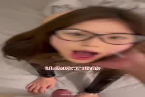 【史上最骚反差】第四期迫不及待的抢主人鸡巴吃，一直求着要鸡巴插，被操到表情失控，用嘴巴接精子然后吞精  背景图片