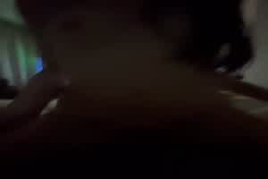 深夜骑乘女友身材真极品  背景图片