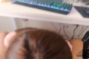 我在玩吃机游戏女友在下面吃鸡  背景图片