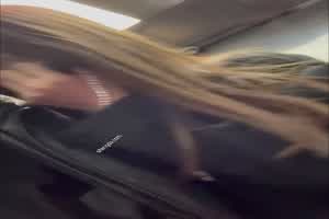 约泡大神美女潮吹 喷了床上都是尿  背景图片