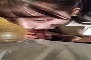 日本气质小姐姐口交大肉棒  背景图片