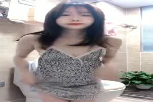 身材超级好的美女偷偷在自家卫生间漏出  背景图片