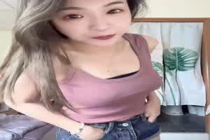 台湾美少女云盘被破解发现其在居家自拍全裸视频等遭曝光  背景图片