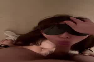 美女太可爱都想直接射进嘴里  背景图片