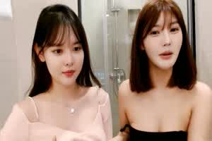 漂亮女主播带朋友一起裸体直播  背景图片