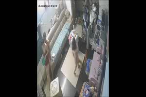 监控破解-在小女儿面前做爱，性欲那么大幺，真是不称职的父母  背景图片