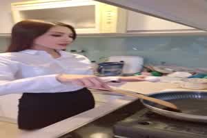 妖艳容颜，麻豆头牌，极品大奶女优【李蓉蓉】性感正妹OL 下班下厨被强上  背景图片