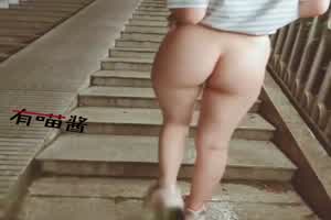 美臀少女裸体天桥走秀  背景图片