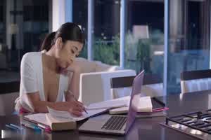 亚裔女和巨石强森偷情，巨棒把嫩鲍塞得快爆炸了  背景图片