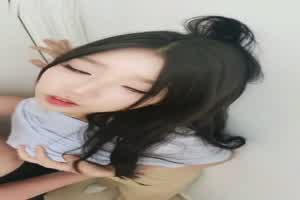 【真实父女乱伦】一家三口听说拍这个赚钱，母女共侍一夫乱伦，爸爸很喜欢操18岁鲜嫩白虎女儿！操妈妈都不  背景图片