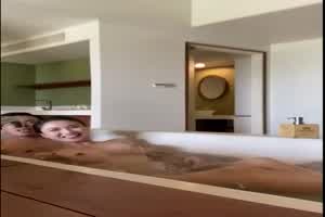 Vietnam越南妹与他男友鸳鸯浴  背景图片