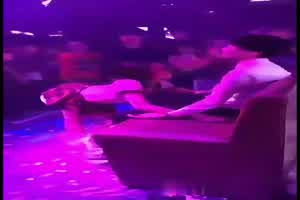 【淫乱舞池】迪吧夜店舞台中央当众兽欲发泄淫艳舞娘，幸运观众现场福利揩油啪啪15部精选！  背景图片