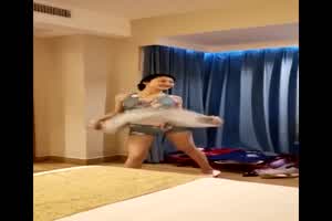 可爱女友真听话～口交骑上位  背景图片