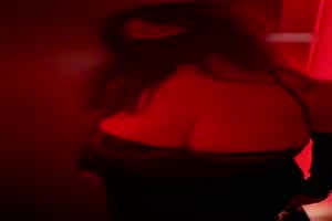 自购入狱绝版系九儿-酒吧肉畜，别人在喝酒她在自慰，喷了几次尿把衣服弄湿了，自慰完穿着沾尿的衣服出去  背景图片