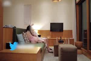 推特女神 couplelove 兔女郎的诱惑让老板们精虫旺盛 3P真不错！  背景图片