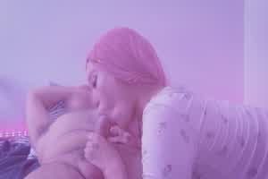 吃得很认真 这支母狗很可以阿  背景图片