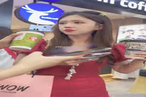 尾随跟拍美女抄底  背景图片