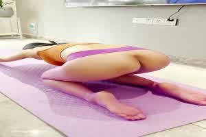 ⑦露出放尿-晨练在瑜伽垫上偷偷尿起来  背景图片