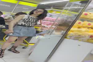 【KFC】极品牛仔裙少妇抓娃娃，弯腰时骚窄内露出一片阴唇风韵犹存骚气外露。清晰度极高  背景图片