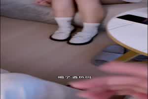 在电竞房上网边聊她男友边上手摸她强吻抠逼最后彻底沦陷中途偷偷拔套狂射  背景图片