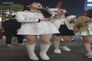 街拍尾随底裙底白靴美女小裤裤  背景图片