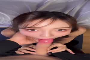 【这么娇小的身材脸蛋，居然有这么大的胸！】这颜值一点也不输韩国女星啊，口交舌头也太灵活了，极品中极品  背景图片