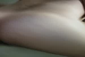 男友拍性爱视频但女友不想露脸一直拿手挡  背景图片