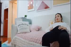 工厂认识良家小骚货，软磨硬泡搞定了，抱着骑乘猛插，干得嗷嗷叫直呼太大了  背景图片