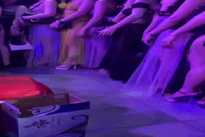 上海顶级按摩女选妃，肤白貌美大长腿  背景图片