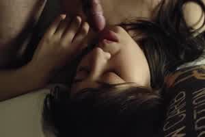 素人害羞大学生无效捂脸拍摄  背景图片