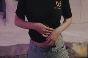 【女友怎么穿．夏】踢恤牛仔裤内藏的是美乳与小蛮腰  背景图片