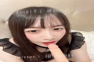 小妮娜可真不检点，可爱少女大开双腿露粉逼，这诱惑谁懂  背景图片