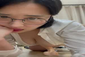 bjbubryun 韩国肉肉眼镜娘反差婊，看起来相当饥渴的样子  背景图片