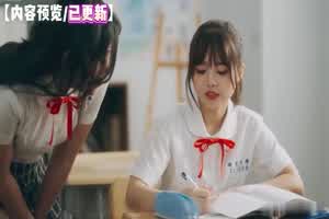 清纯学妹【童颜女神】被学姐忽悠跟黑人3P，叫来男友观看，自己被大黑吊折磨的语无伦次，极度刺激！  背景图片