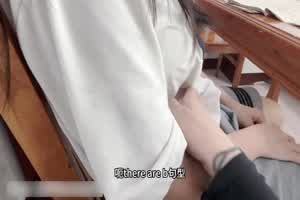 正在上网课的大胸妹妹，被哥哥任意玩弄骚穴，不敢发出太大声音怕被老师听到  背景图片