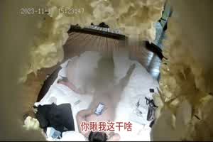 【监控泄密】土豪老公和小三开房跟老婆视频话超级淫荡，老婆发骚要三个人一起操，老婆让带套  背景图片