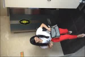 【重口慎入】厕所偷拍翻车现场，狠人怼脸强拍！  背景图片