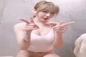 刚刚刮完毛给哥哥们舞一段  背景图片